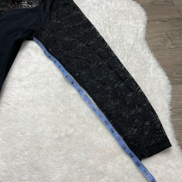 Torrid Womens Top Size 2 Black Long Sleeve Lace Keyhole Tshirt - Picture 4 of 4